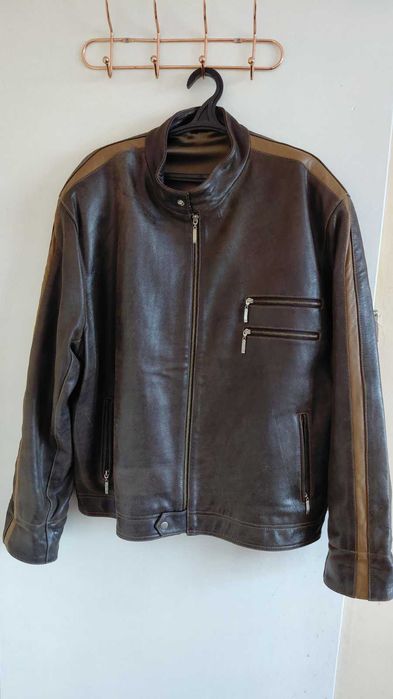 Продавам мъжко кожено яке.
