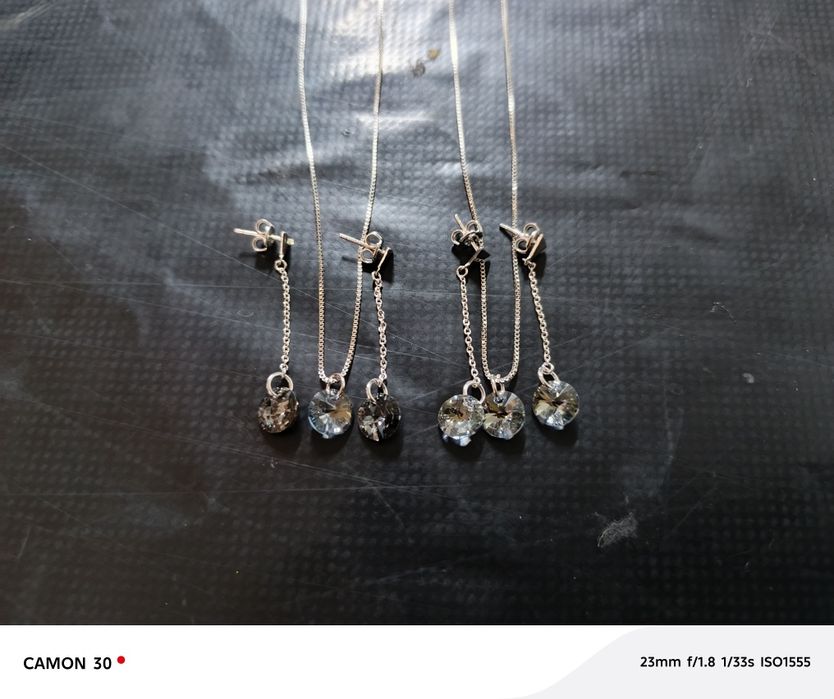 Подвеска, и серьги.