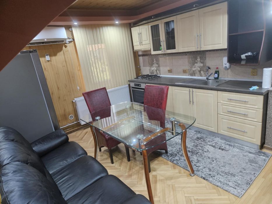 Apartament  Este nou si se akirieaza asa cum edte an poze