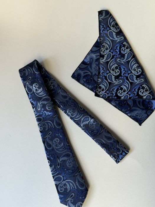 Cravată Elegantă Bleumarin cu Model Paisley Albastru și Batista Asortată