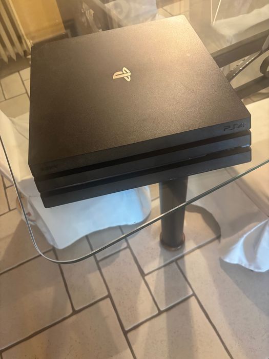PS4 Pro 1TB + 2 контролера + 8 игри