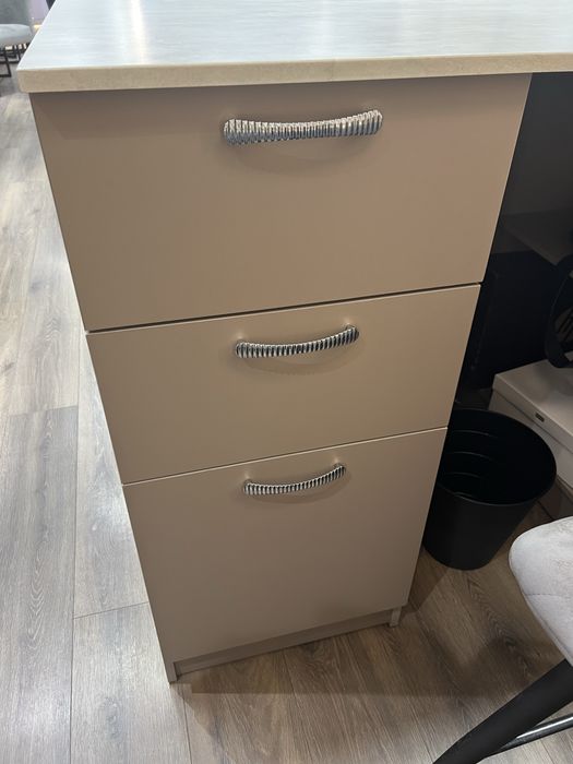 Угловой стол с хранением