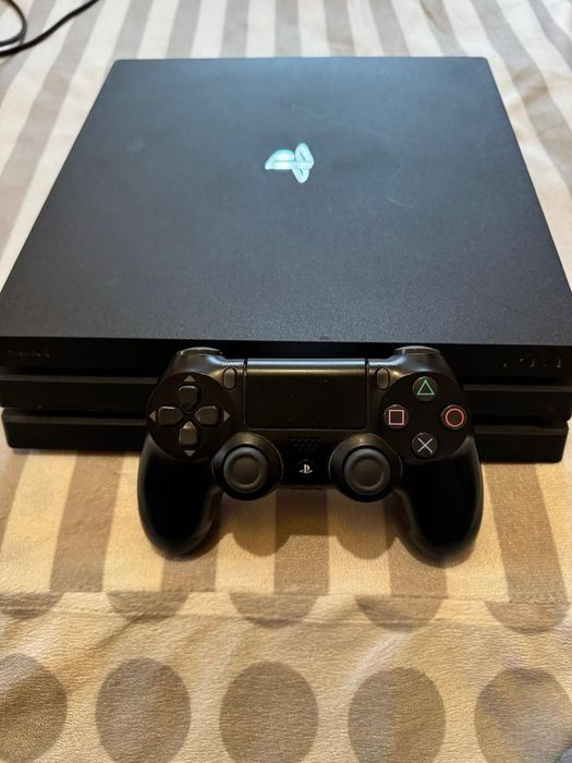 PlayStation 4 pro 1 TB + jocuri