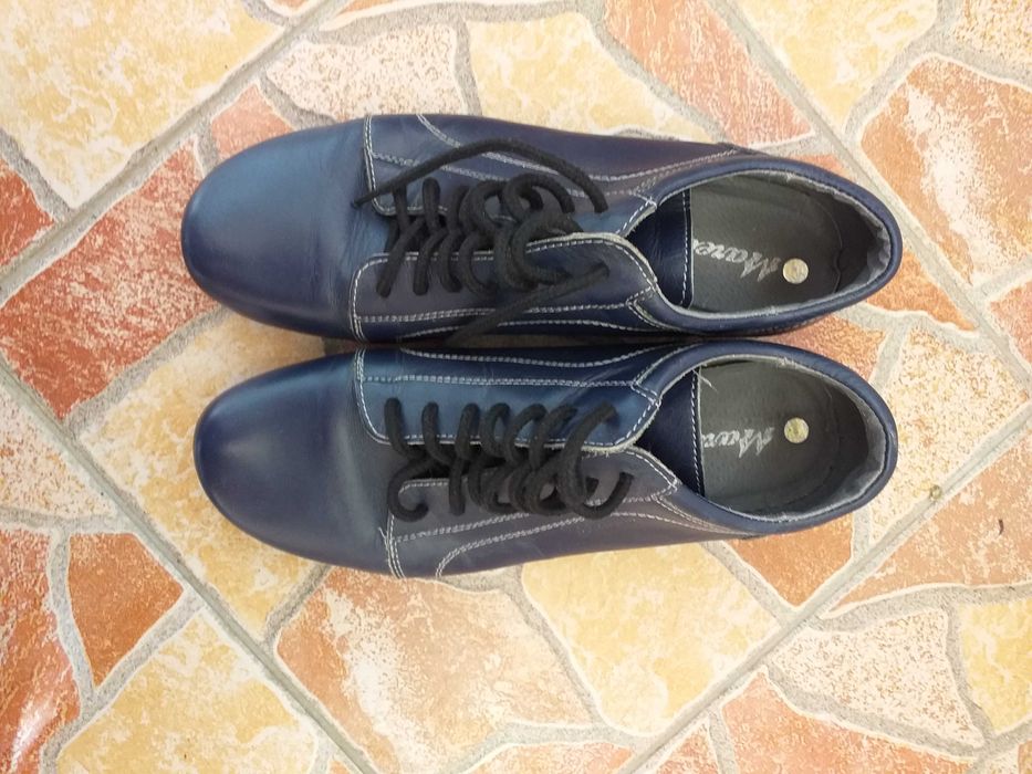 Pantofi comozi, din piele. Marimea