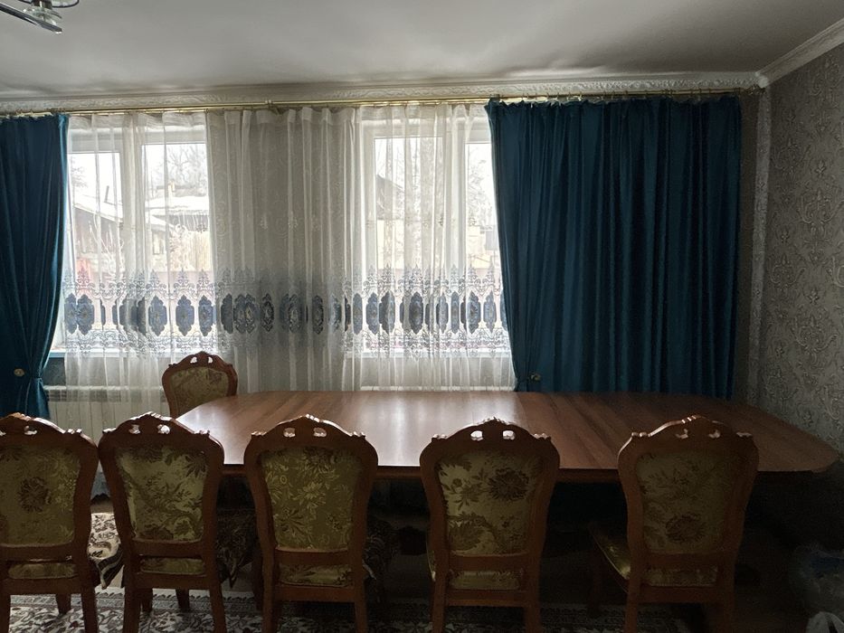 Стол со стульями из натурального дерева