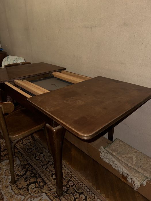 Masă extensibilă din lemn masiv + 4 scaune