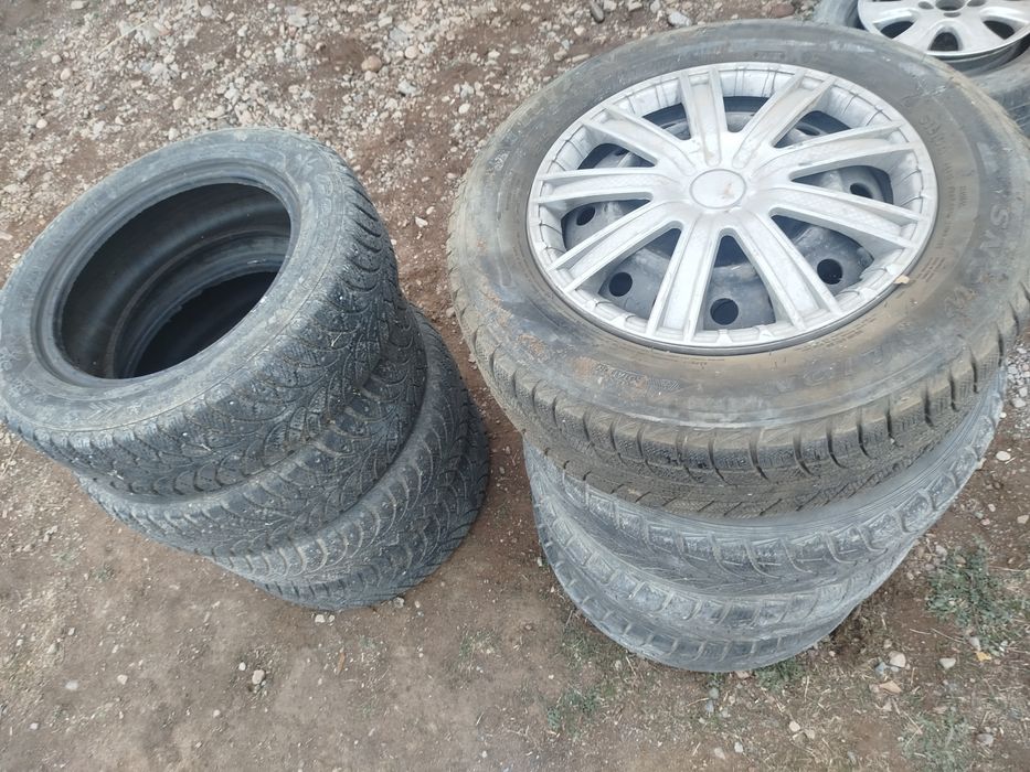 Қыстық дөңгелектер сатылады.