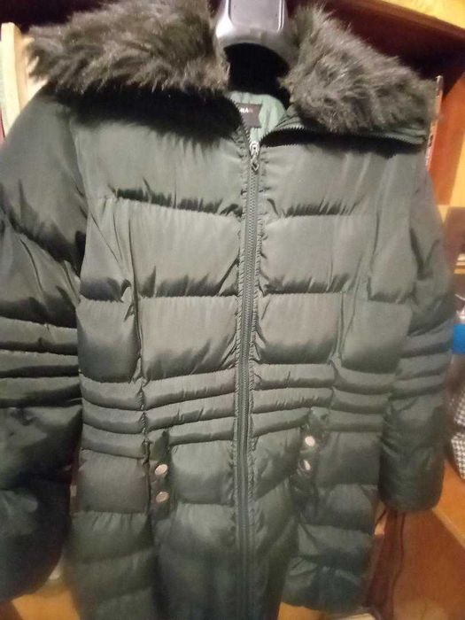 Geaca lunga iarna dama purtata dar bine imtretinuta