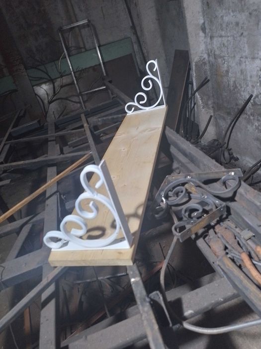 Конзоли рафтодържачи стойки ъгли рафтове мивки фенери от ковано желязо