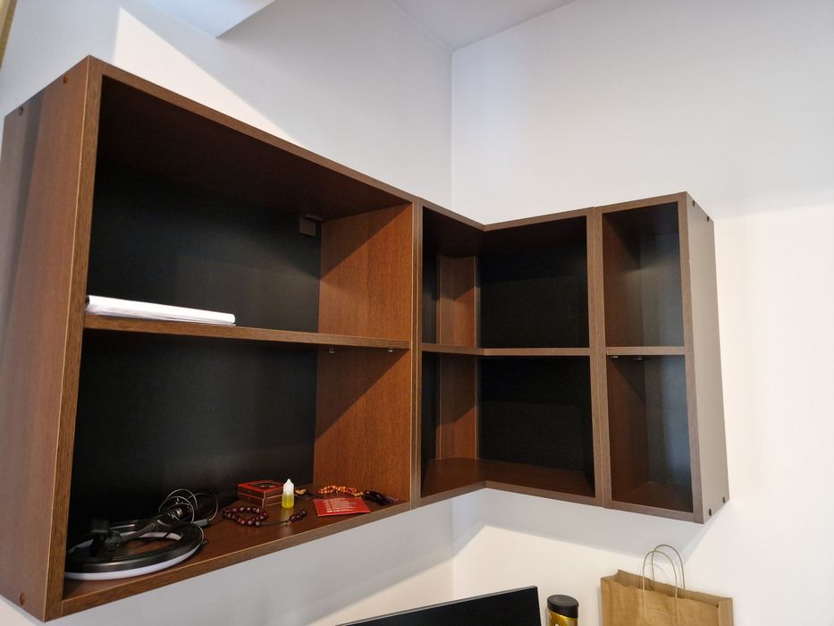 Biblioteca pe colt lemn