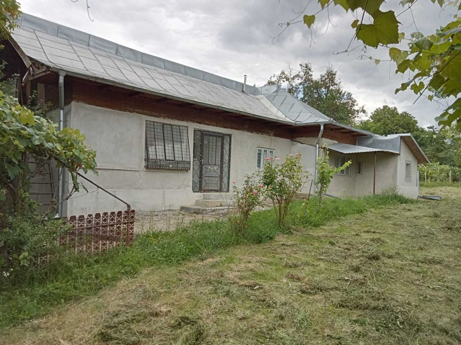 Vand teren cu casa