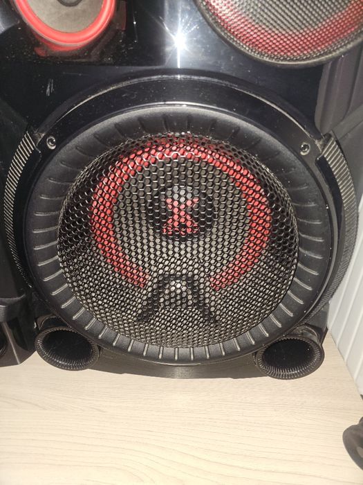 Музыкальный центр LG с мощными колонками.