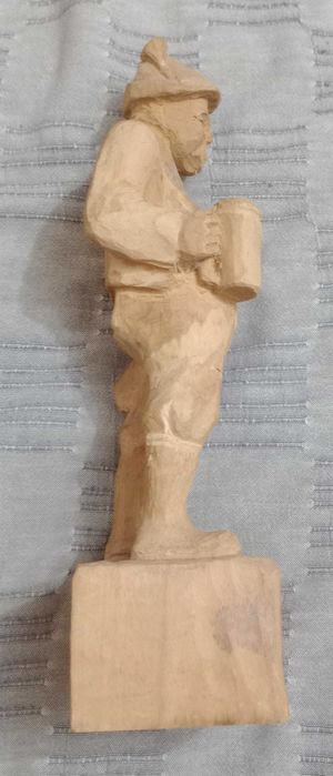 Statueta din lemn sculptat 30 cm. taran bavarez cu halba de bere