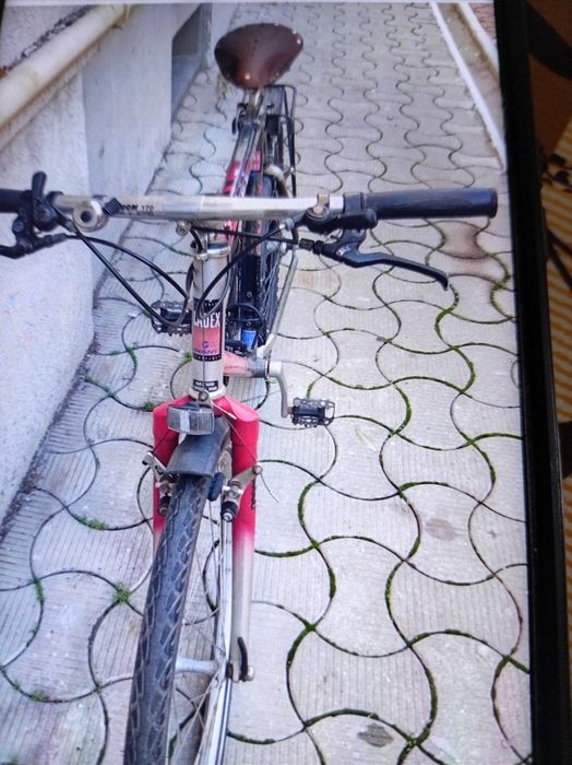 Vind patru biciclete doua au cadru din carbon