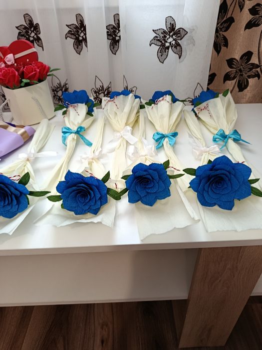 Vând aranjamente florale