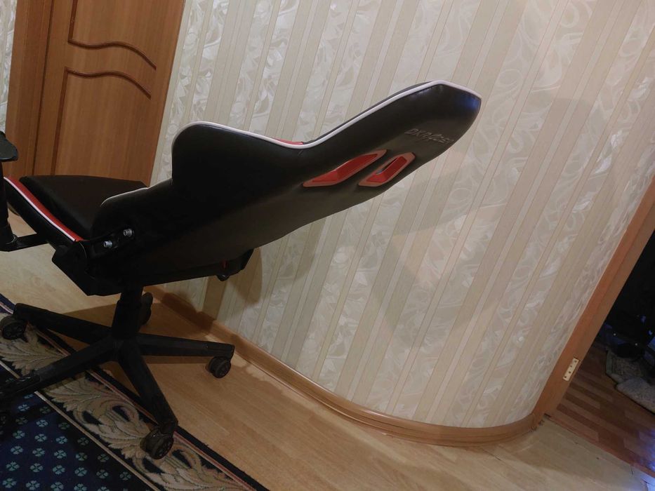Игровое кресло DX4RACER