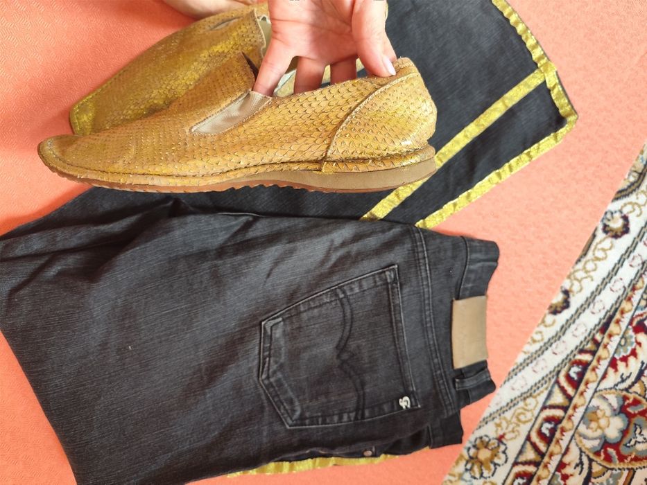 Брюки клёш, шляпа и туфли