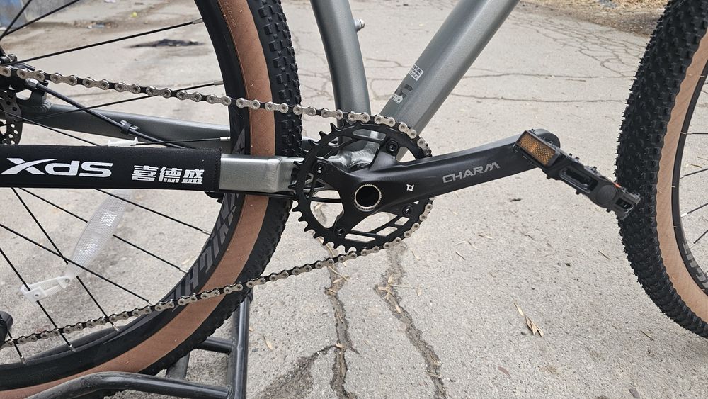 Современный технологичный кросс-кантрийный велосипед на 29"