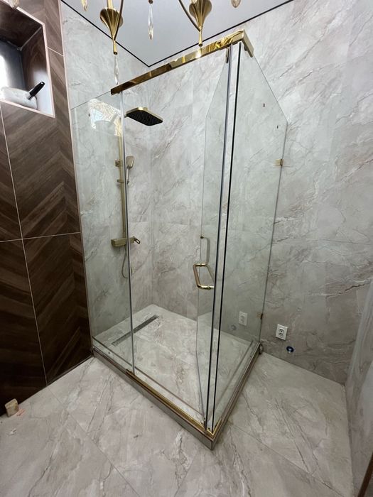 Стеклянные душевые кабины