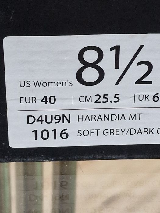 Продавам дамски кецове нови.