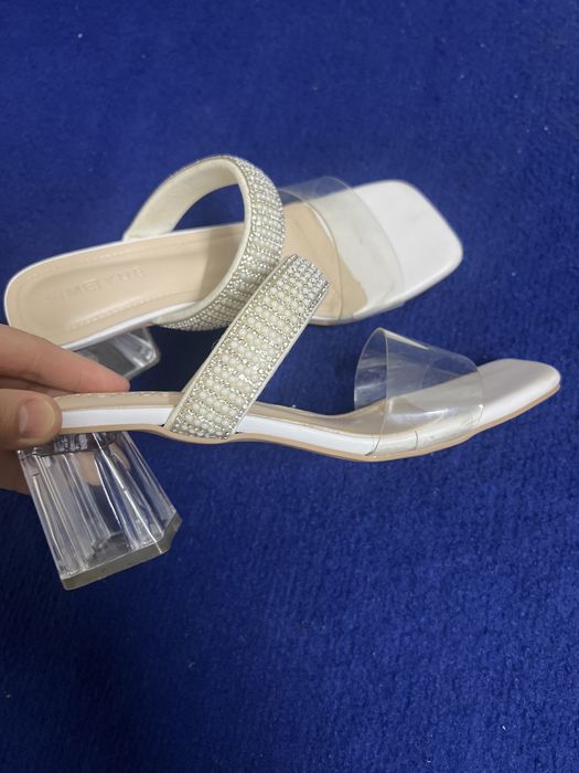 Босоножки на каблуке