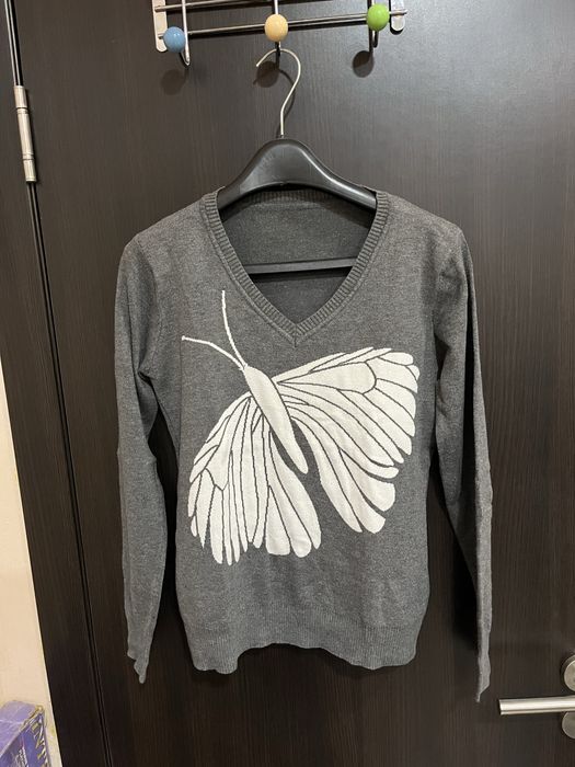 Пуловер с пеперуда