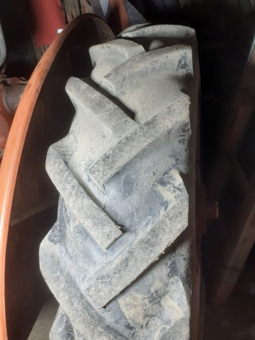 Vând tractor în patru pistoane 45 de cai putere stare bună preț 2200e.negocoabil