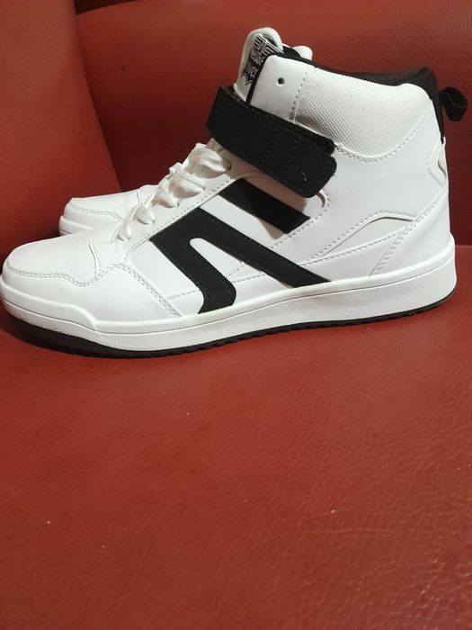 Ghete sport noi fără etichetă