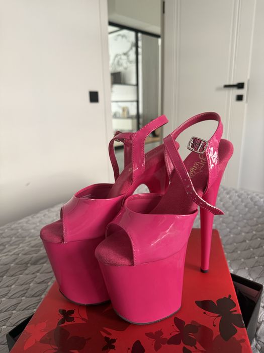 Продам стрипы тройки Pleaser