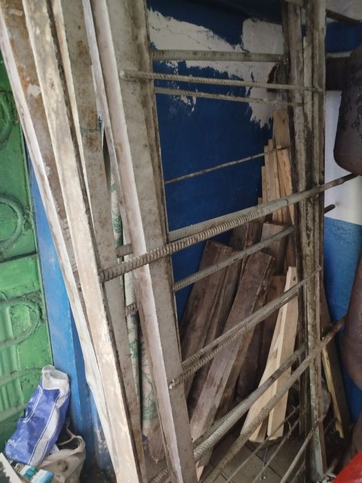 Уголок с арматурой