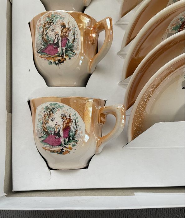 Красиво изрисуван сервиз за кафе!