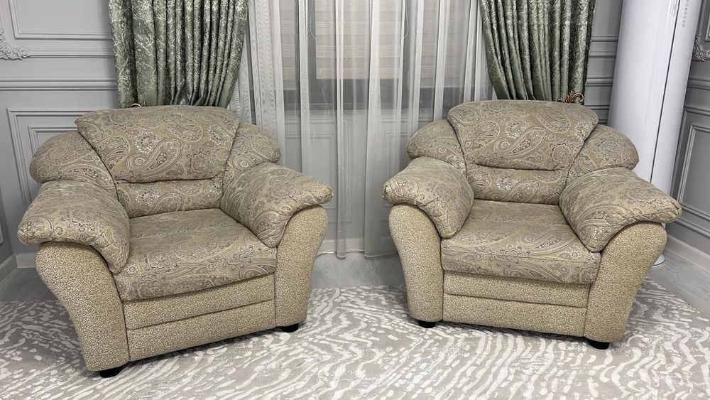 Диван с двумя креслами