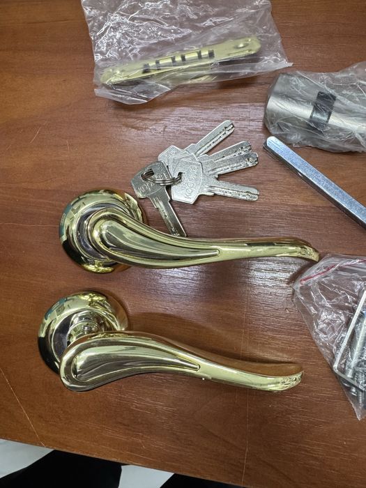 Дверная ручка с замком