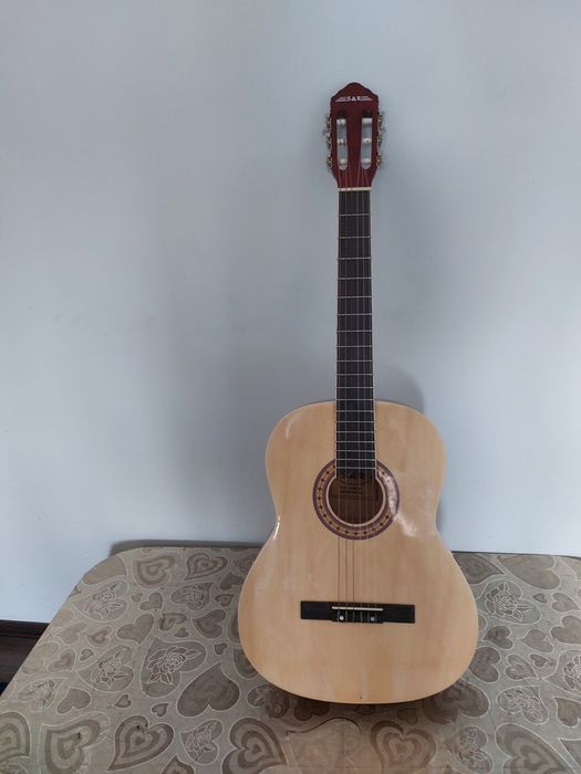 SAR 40 гитара сотилади