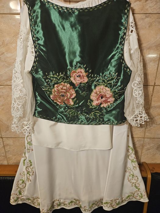 Costum popular cusut manual nou.