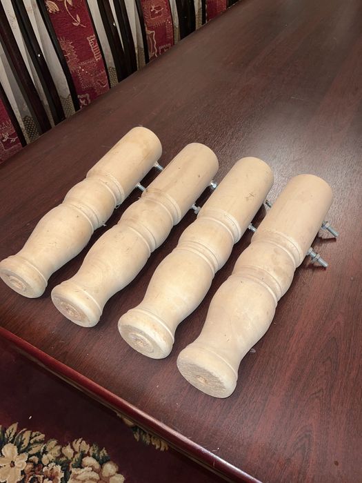 Стол и стуля гостиной