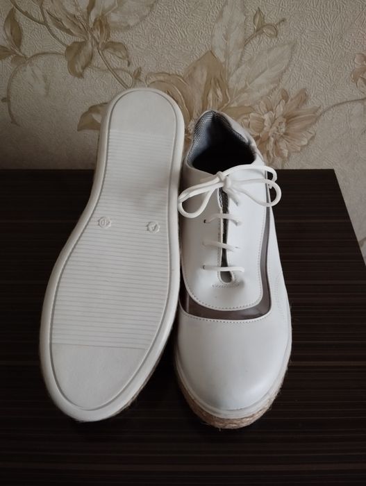 Продам новые кроссовки за пол цены 150 т