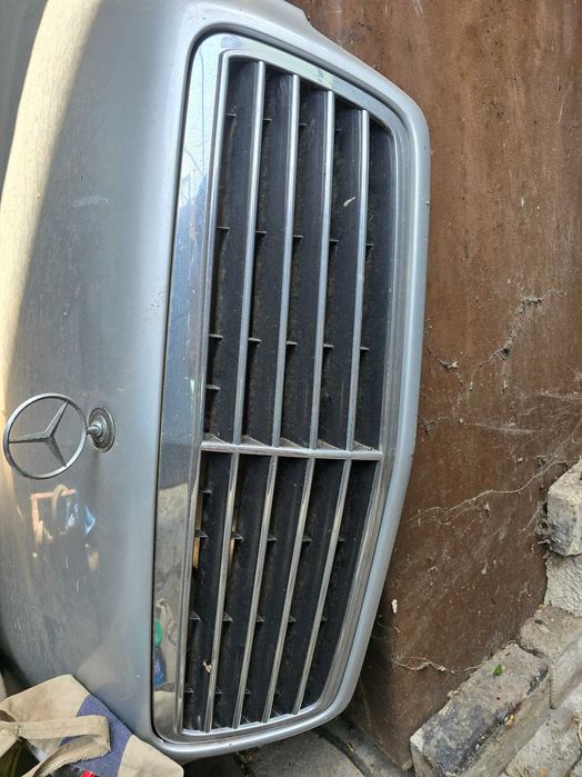 Продавам 2 предни решетки за Mercedes CLK W208