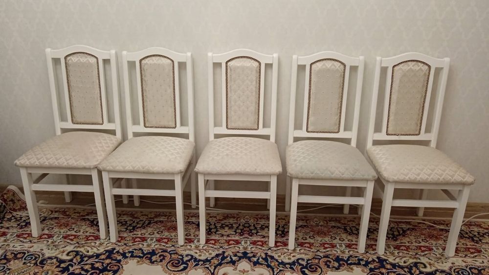 Стол, стулья и ковёр