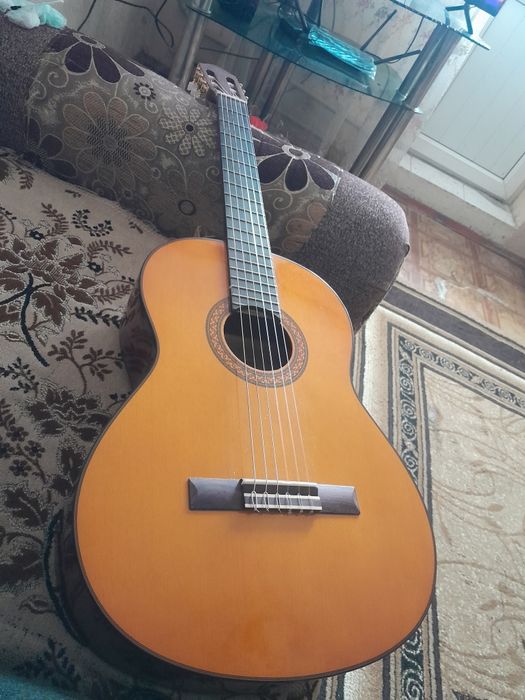 Продам гитару YAMAHA С70