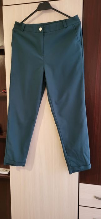 Дамски панталон в тъмно зелен цвят