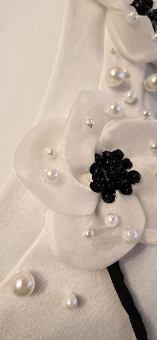 Bluză de vară din jerse fin, albă, cu flori din organza