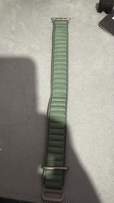 Curea apple alpine loop pentru aw ultra sau 45 mm