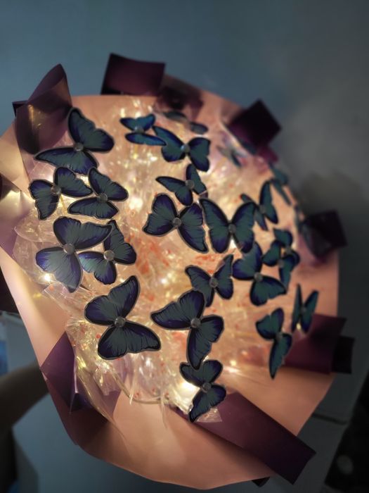 Букет из светящихся бабочек...