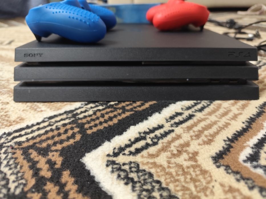 PS4 Pro + 2 геймпада + 6 игр