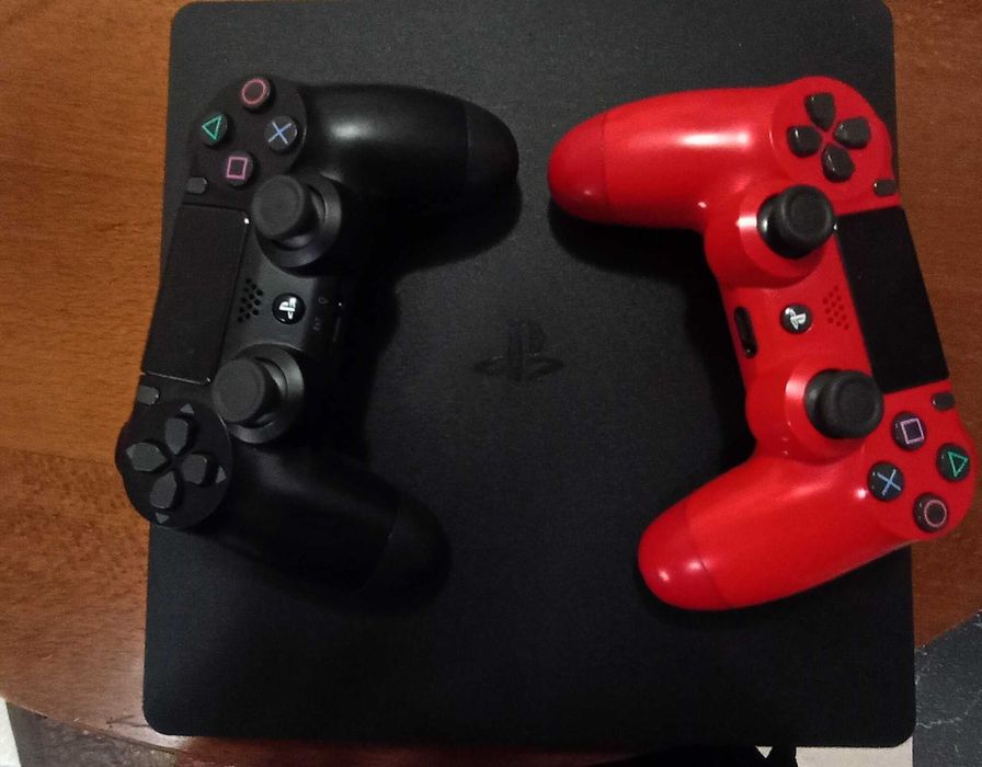 Плейстейшън 4 в добро състояние.С два джойстика.И игри безплатно.