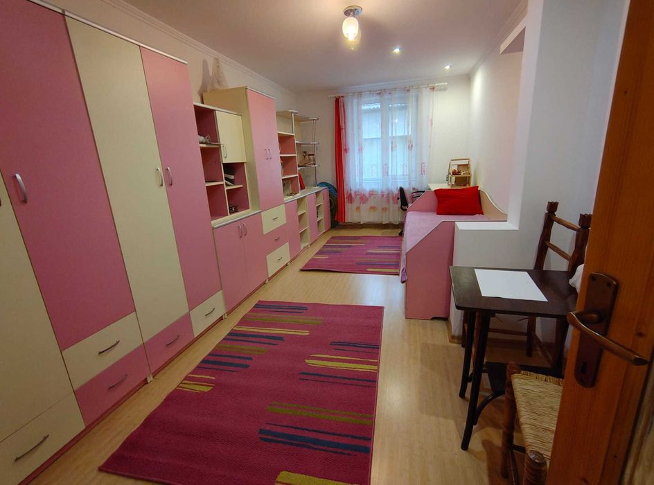 Apartament cu 3 camere de închiriat