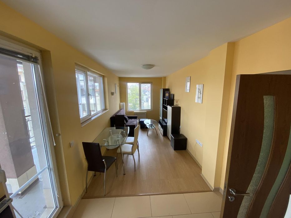 Дава се под наем Двустаен апартамент в Бургас, Център - 63 кв.м за 648.21 € - Снимка #1