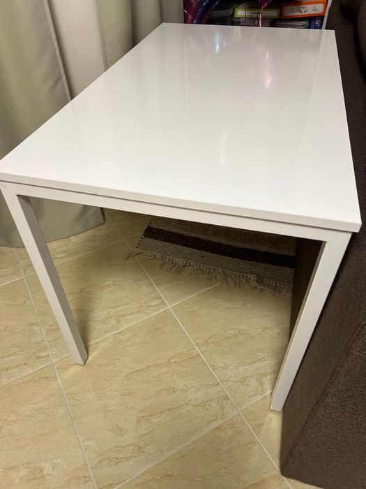 Трапезна маса, бяла