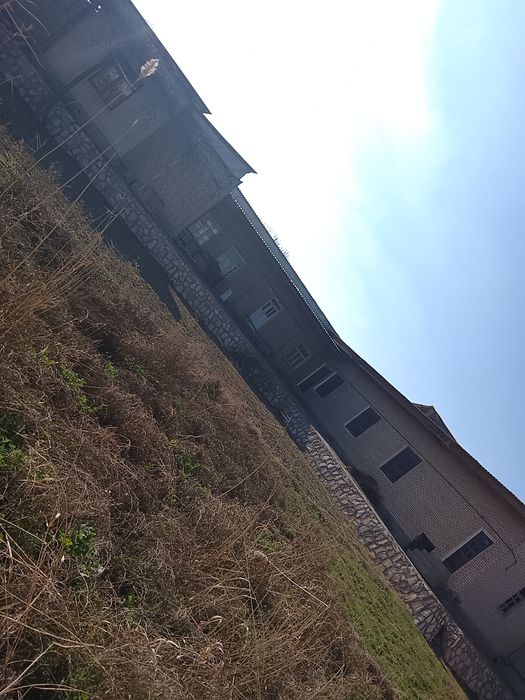 Barcha sharoitlariga ega 15 sotixli 8 ta xonasi bor uchastka sotiladi